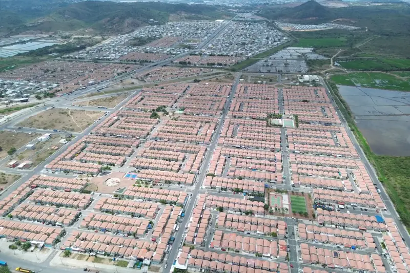 Vista panorámica aérea de un sector residencial extenso con cerros al fondo