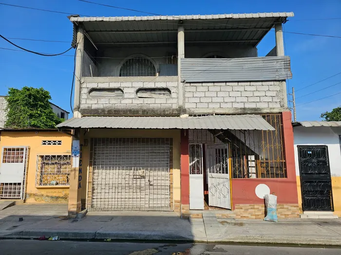 Vivienda de dos plantas con ampliación en el segundo piso, en un barrio de Guayaquil