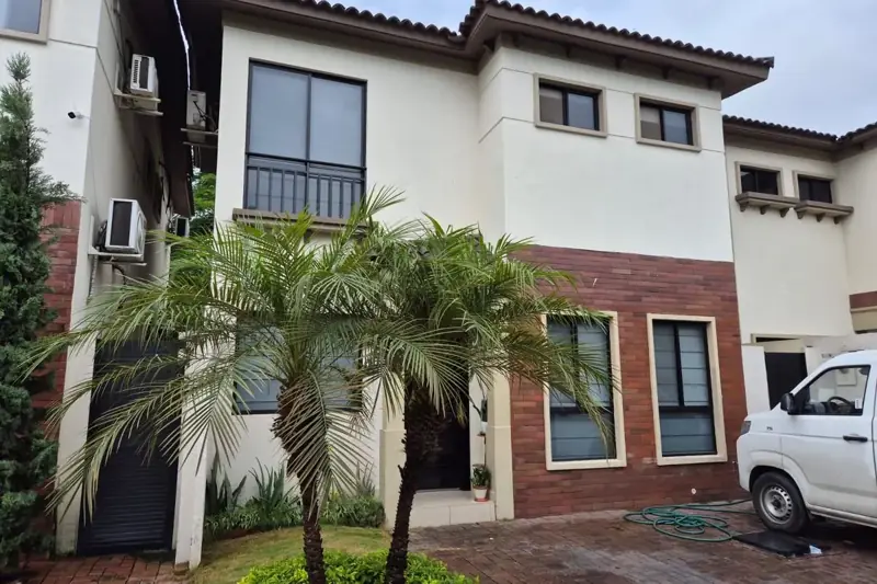 Fachada de vivienda de dos plantas en urbanización